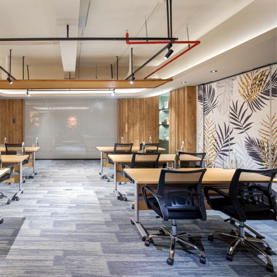 Meetingroom set up in classroom style