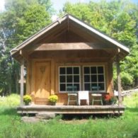 Farmhand Cabin on the stream. Secluded. Short walk to farmhouse.