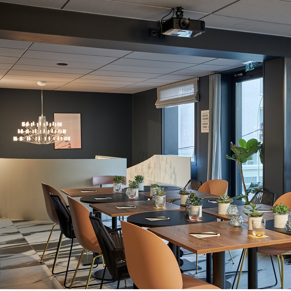 The Byron Bar at TRIBE La Défense with several tables and chairs in a block formation