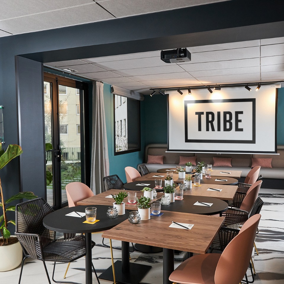 The Byron Bar at TRIBE La Défense with several tables and chairs in a block formation
