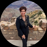 woman standing in from of the grand canyon